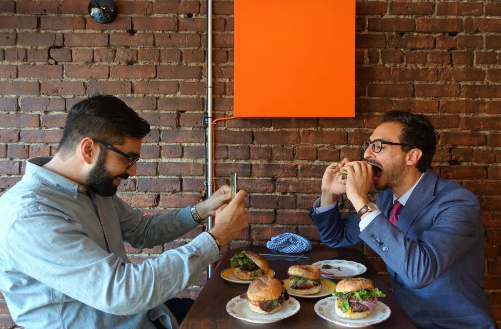 Na'eem Adam helping Thierry Rassam with his #LeBurgerSelfie - Le Burger Week[2]