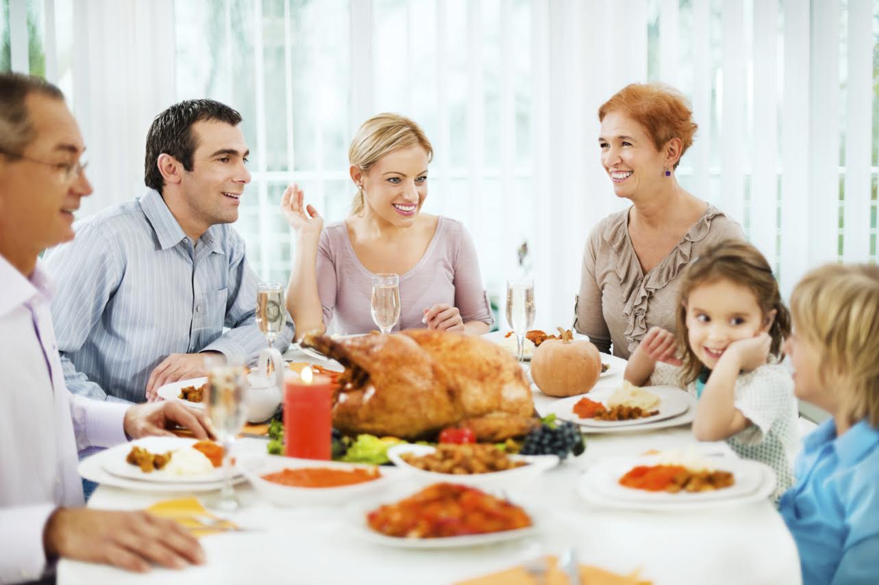 Круглый стол год семьи. Семья за столом. Семейный ужин. Обед в кругу семьи. Большая семья за столом.