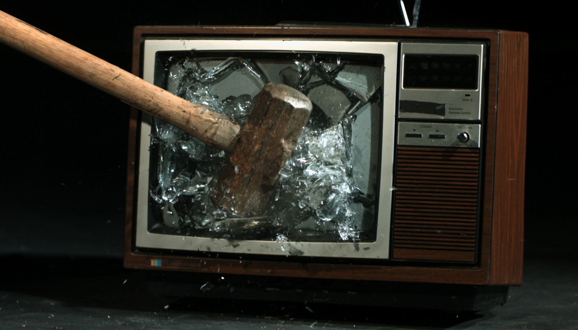 Телевизор сломался буду. Сломанный телевизор. Разбитые телевизоры. Разбитый старый телевизор. Старый сломанный телевизор.